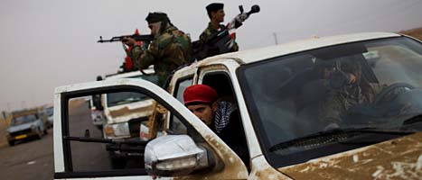 Libyska rebeller väntar i sin bil på Gaddafis soldater. Foto: Bernat Armamgue/Scanpix